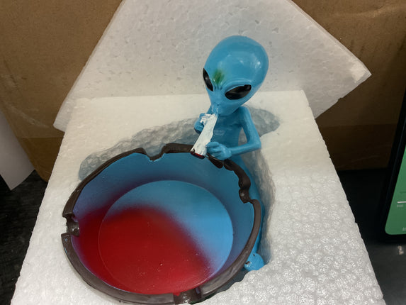 Decorative alien ash tray